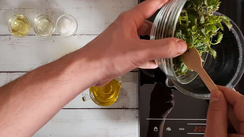Áthelyezéssel és bain-marie alkalmazásával nyert nettó csalánolaj, fotó 2