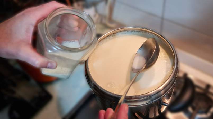Házi készítésű joghurt erjesztett tejből és tejfölből, fotó 3