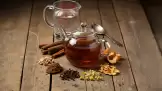 Hideg tea édesgyökérrel, fahéjjal, szegfűszeggel és kamillával